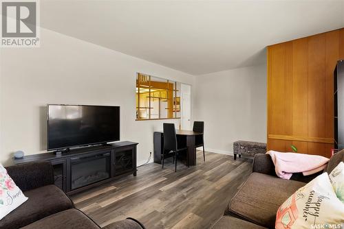 332 Royal Street, Regina, SK - Indoor Photo Showing Living Room