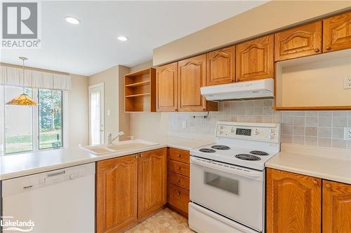 98 Navigators Trail, Bobcaygeon, ON - Indoor Photo Showing Kitchen