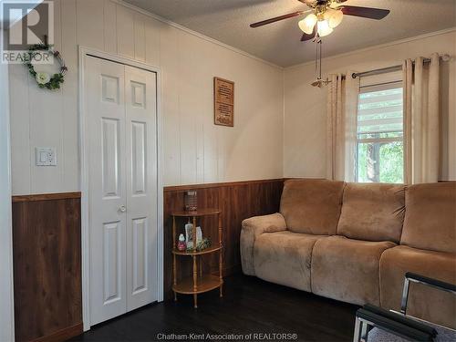 23655 Industrial Road, Thamesville, ON - Indoor Photo Showing Living Room