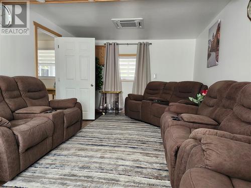 23655 Industrial Road, Thamesville, ON - Indoor Photo Showing Living Room