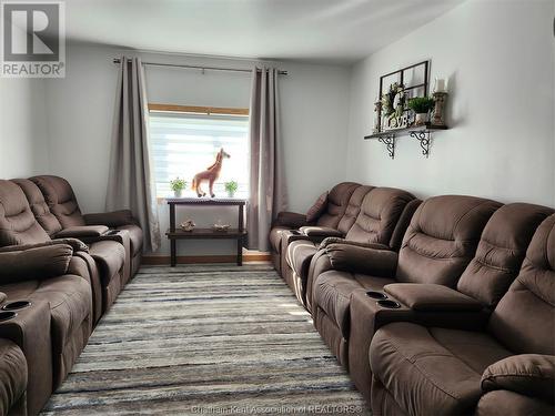 23655 Industrial Road, Thamesville, ON - Indoor Photo Showing Living Room