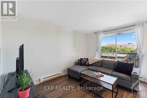 401 - 222 Guigues Avenue, Ottawa, ON - Indoor Photo Showing Living Room