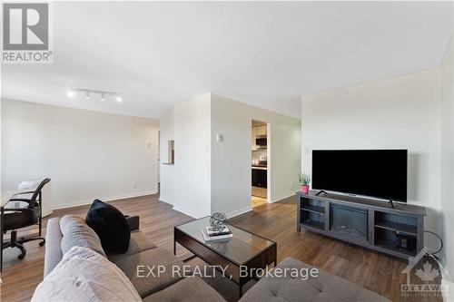 401 - 222 Guigues Avenue, Ottawa, ON - Indoor Photo Showing Living Room