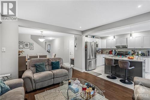 422 Country Glen Way, Ottawa, ON - Indoor Photo Showing Living Room