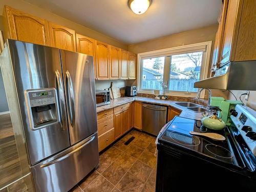 414 Walsh Street W, Thunder Bay, ON - Indoor Photo Showing Kitchen With Double Sink