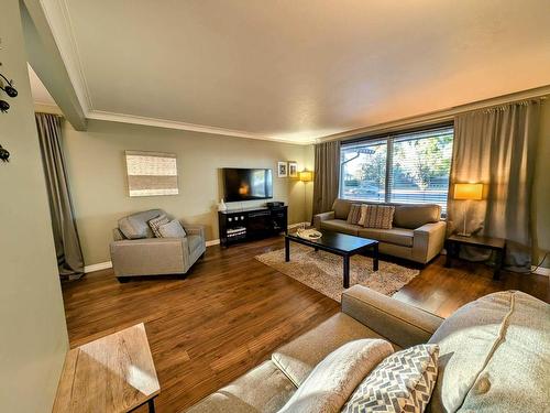 414 Walsh Street W, Thunder Bay, ON - Indoor Photo Showing Living Room