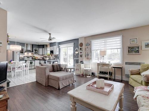 Salon - 594 Rue De Providence, Repentigny (Repentigny), QC - Indoor Photo Showing Living Room