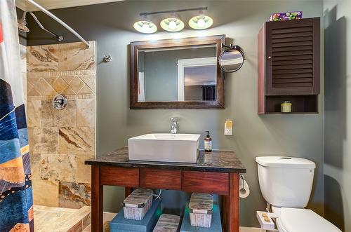 677 Drummond Court, Kelowna, BC - Indoor Photo Showing Bathroom