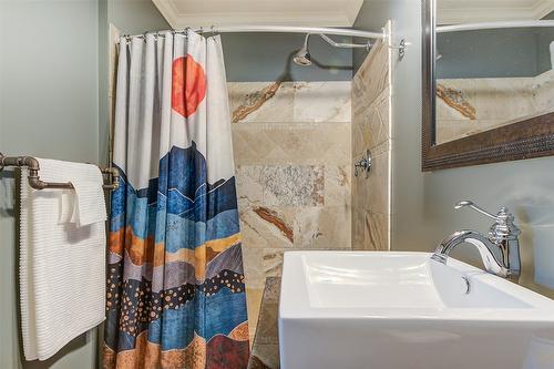 677 Drummond Court, Kelowna, BC - Indoor Photo Showing Bathroom