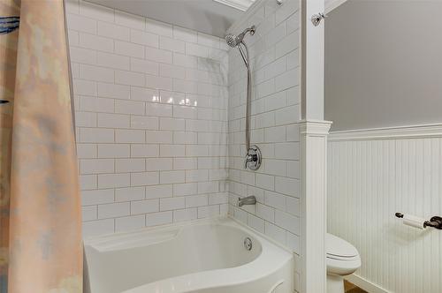 677 Drummond Court, Kelowna, BC - Indoor Photo Showing Bathroom