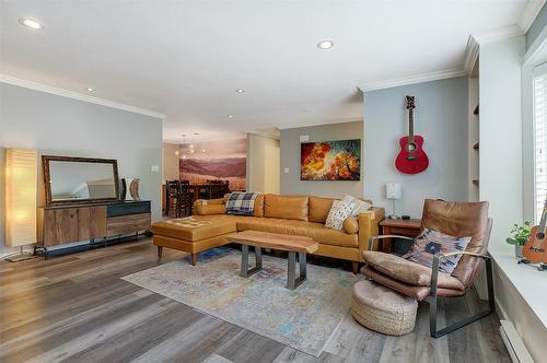 677 Drummond Court, Kelowna, BC - Indoor Photo Showing Living Room