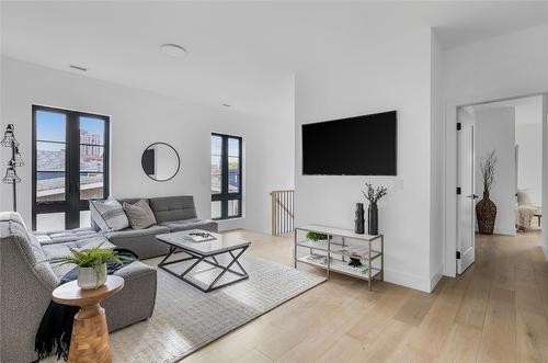 1-955 Manhattan Drive, Kelowna, BC - Indoor Photo Showing Living Room