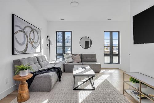 1-955 Manhattan Drive, Kelowna, BC - Indoor Photo Showing Living Room