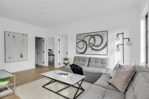 1-955 Manhattan Drive, Kelowna, BC - Indoor Photo Showing Living Room