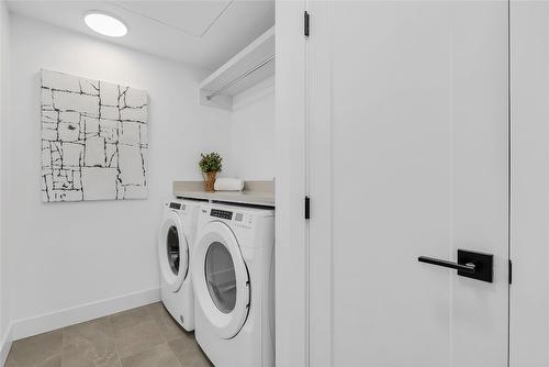 1-955 Manhattan Drive, Kelowna, BC - Indoor Photo Showing Laundry Room