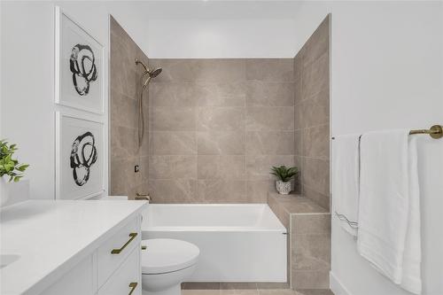 1-955 Manhattan Drive, Kelowna, BC - Indoor Photo Showing Bathroom