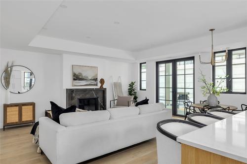 1-955 Manhattan Drive, Kelowna, BC - Indoor Photo Showing Living Room With Fireplace