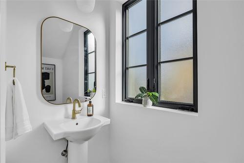 1-955 Manhattan Drive, Kelowna, BC - Indoor Photo Showing Bathroom