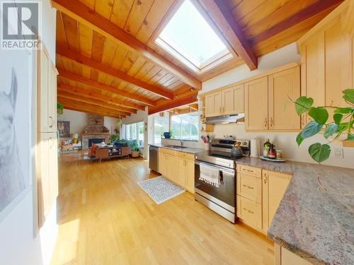 5584 Park Ave, Powell River, BC - Indoor Photo Showing Kitchen