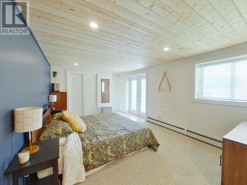 5584 Park Ave, Powell River, BC - Indoor Photo Showing Bedroom