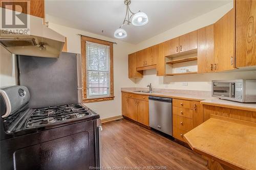 854 Arthur, Windsor, ON - Indoor Photo Showing Kitchen With Double Sink