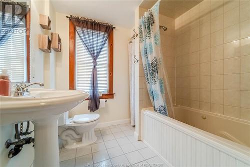 854 Arthur, Windsor, ON - Indoor Photo Showing Bathroom