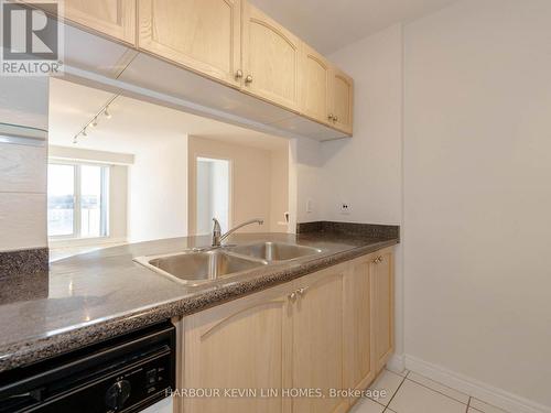 903 - 399 South Park Road, Markham, ON - Indoor Photo Showing Kitchen With Double Sink