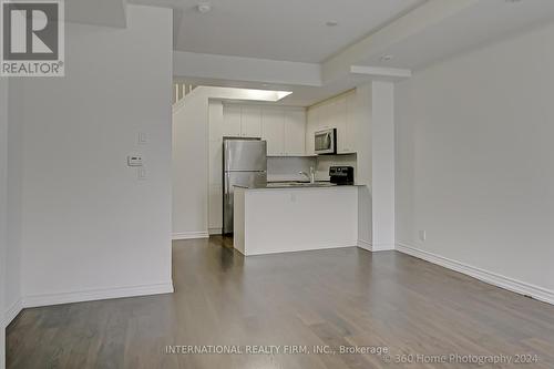 Th9 - 145 Long Branch Avenue, Toronto, ON - Indoor Photo Showing Kitchen