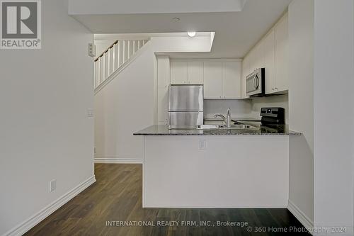 Th9 - 145 Long Branch Avenue, Toronto, ON - Indoor Photo Showing Kitchen