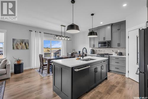 370 Chelsom Manor, Saskatoon, SK - Indoor Photo Showing Kitchen With Double Sink With Upgraded Kitchen