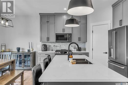 370 Chelsom Manor, Saskatoon, SK - Indoor Photo Showing Kitchen With Double Sink With Upgraded Kitchen