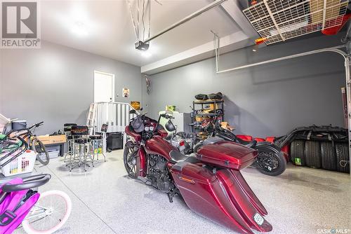 370 Chelsom Manor, Saskatoon, SK - Indoor Photo Showing Garage