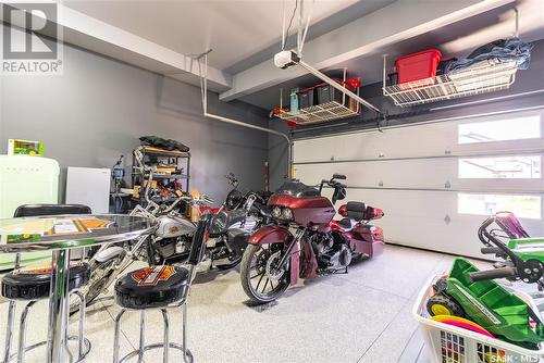 370 Chelsom Manor, Saskatoon, SK - Indoor Photo Showing Garage