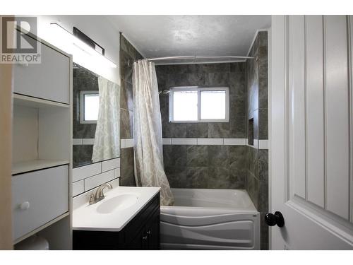 1608 95 Avenue, Dawson Creek, BC - Indoor Photo Showing Bathroom