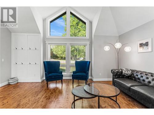 5327 Hedeman Court, Kelowna, BC - Indoor Photo Showing Living Room