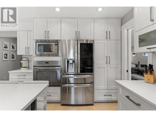 5327 Hedeman Court, Kelowna, BC - Indoor Photo Showing Kitchen