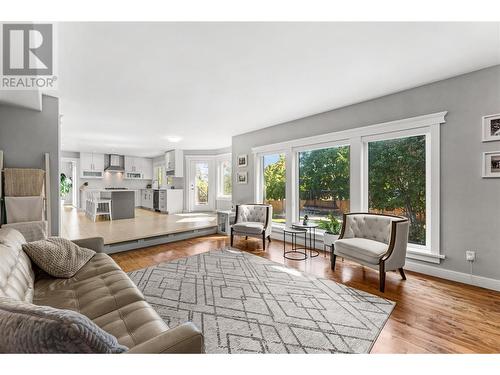 5327 Hedeman Court, Kelowna, BC - Indoor Photo Showing Living Room