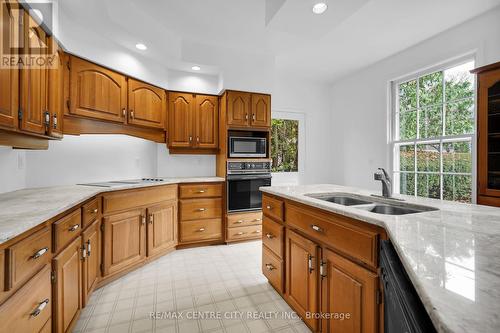 143 Wychwood Place, London, ON - Indoor Photo Showing Kitchen With Double Sink