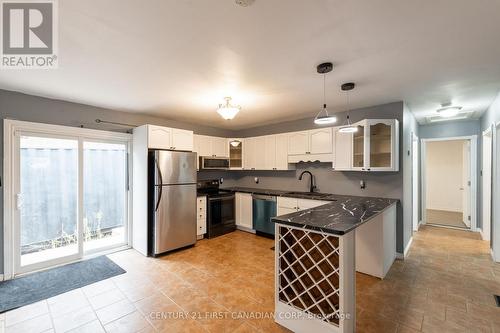 12 Davis Street, Central Elgin (Lynhurst), ON - Indoor Photo Showing Kitchen