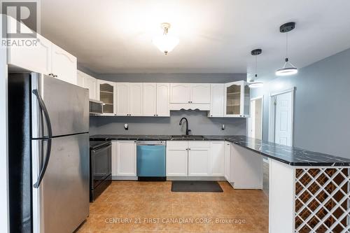 12 Davis Street, Central Elgin (Lynhurst), ON - Indoor Photo Showing Kitchen With Upgraded Kitchen