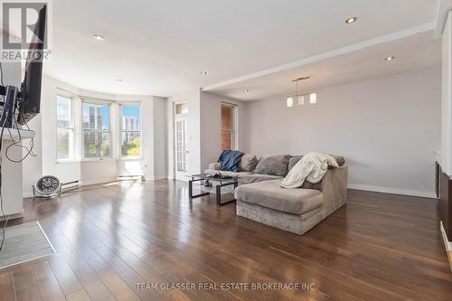 303 - 440 Wellington Street, London, ON - Indoor Photo Showing Living Room