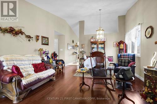 568 Thistlewood Drive, London, ON - Indoor Photo Showing Living Room