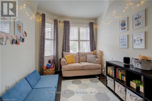 716 Newmarket Lane, Kingston (East Of Sir John A. Blvd), ON - Indoor Photo Showing Living Room