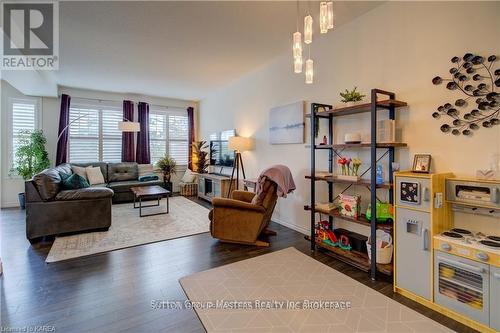 716 Newmarket Lane, Kingston (East Of Sir John A. Blvd), ON - Indoor Photo Showing Living Room