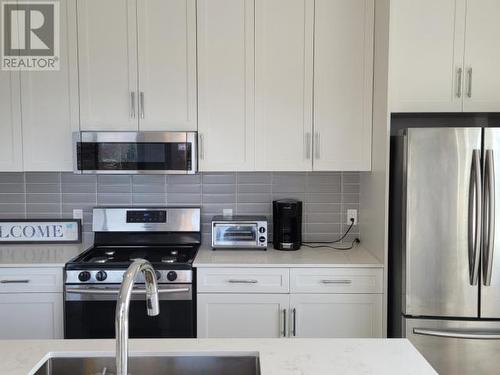 401-7175 Duncan Street, Powell River, BC - Indoor Photo Showing Kitchen With Upgraded Kitchen