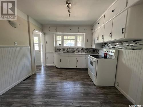 211 6Th Avenue W, Shaunavon, SK - Indoor Photo Showing Kitchen