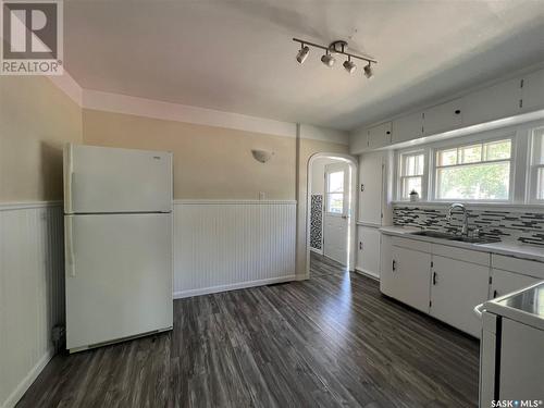 211 6Th Avenue W, Shaunavon, SK - Indoor Photo Showing Kitchen