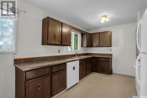 27 Galbraith Crescent, Saskatoon, SK - Indoor Photo Showing Kitchen