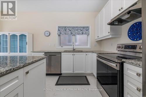 172 Muirfield Drive, Barrie, ON - Indoor Photo Showing Kitchen With Upgraded Kitchen