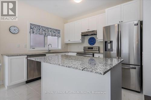 172 Muirfield Drive, Barrie, ON - Indoor Photo Showing Kitchen With Upgraded Kitchen